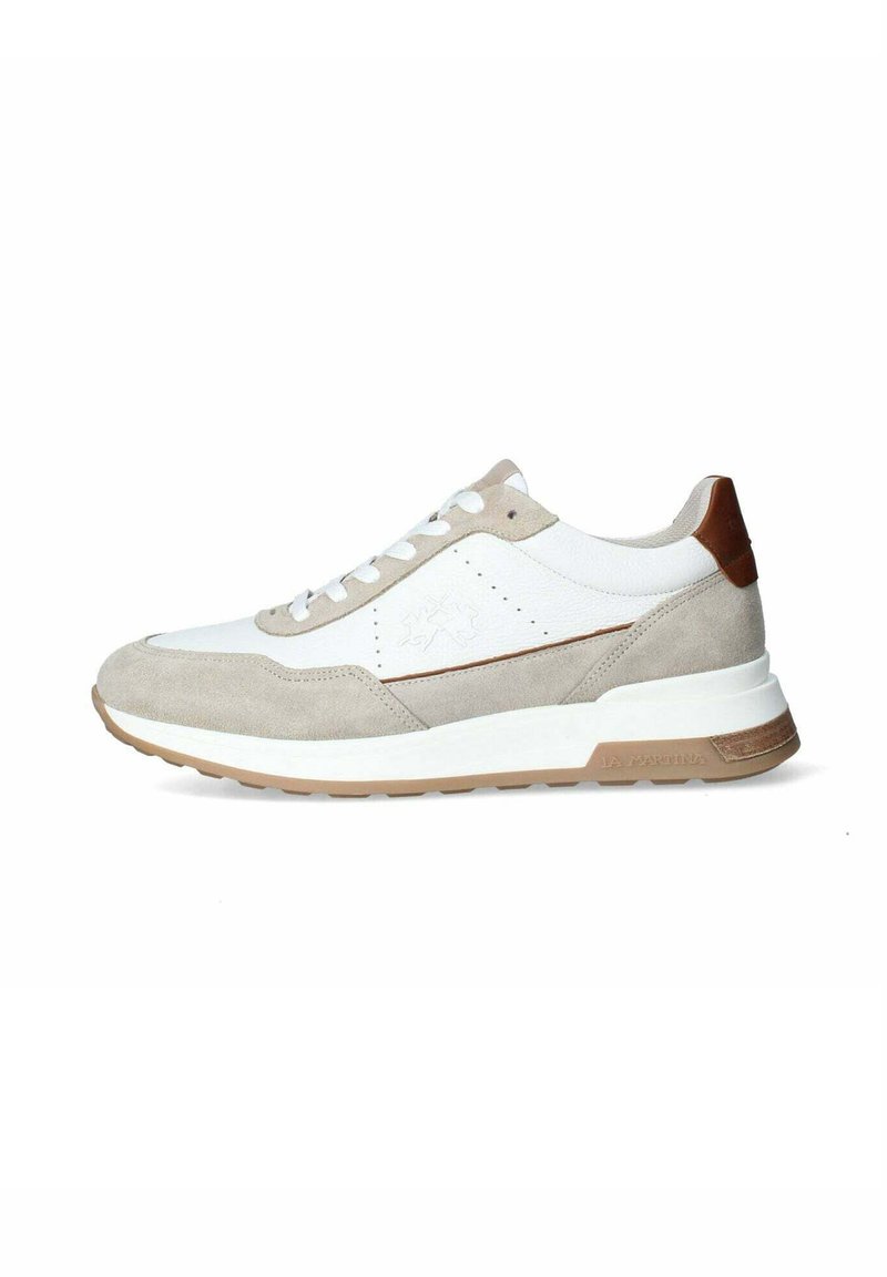 Sneaker con una tomaia in pelle bianca, dettagli in suede beige e tacco in pelle marrone. Presenta lacci bianchi e una suola testurizzata.