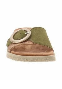 Sandal aperto con una fascia superiore verde e una soletta marrone liscia. Presenta un accento metallico rotondo e una suola esterna beige testurizzata.