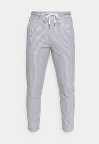 Kalhoty s elastickým pasem v námořnické modré a bílé vertikální pruhy, s tkaničkovým zavíráním a bočními kapsami. Vyrobené z lehké látky.