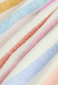 Gestreepte stof met zachte texturen in afwisselende kleuren: lichtblauw, roze, oranje en subtiel crème. Dunne, horizontale strepen.