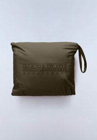 Olivengrøn polstret taske med en glat tekstur, der har et fremtrædende præget logo "NAPAPIJRI geographic" på forsiden samt et bærehåndtag.