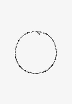 Silberfarbene Kettenhalskette mit Würfelgliedern und einem Karabinerverschluss, mit einem kleinen Anhänger nahe dem Verschluss, der mit "POLICE" graviert ist.