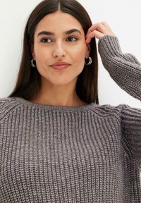 bonprix MIT GLITZERGARN - Maglione - grey