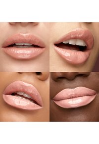 Vier Nahaufnahmen verschiedener Lippen mit glänzendem, nude-pinkfarbenem Lippenstift in verschiedenen Mundstellungen vor neutralen Hintergründen.