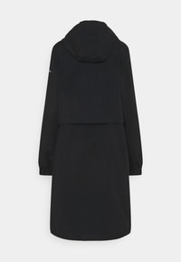 Svart vattentät lång kappa med huva, som har en snäva elastisk manschett, en lös passform och en baksida som ger extra täckning.