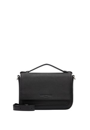 Musta nahkainen olkalaukku, jossa on yläkahva, läppäkansi ja säädettävä olkahihna. Etupuolella on hillitty brändipainatus.