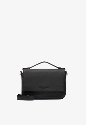 Schwarze Leder-Umhängetasche mit Henkel oben, Klappenverschluss und verstellbarem Schultergurt, mit dezentem Markenprägedruck auf der Vorderseite.