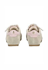 Zamszowe buty w jasnobeżowym kolorze z różowym akcentem na pięcie, o zaokrąglonym kształcie, z zapięciem na sznurówki oraz teksturowaną podeszwą dla lepszej przyczepności.