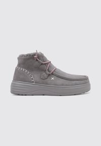 Botas de tobillo de ante gris con un forro suave, costuras decorativas y cordones rosas. Suela de goma con punta redondeada y un ligero tacón elevado.