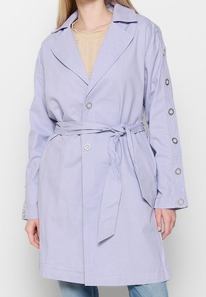 Trench coat lavanda chiaro con vita cinturata, frontale doppiopetto e dettagli con bottoni sulle maniche. Realizzato in tessuto leggero.