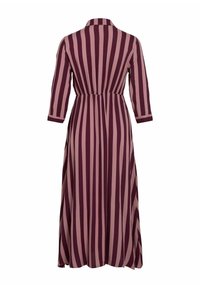 Langes, knopfbares Kleid mit Dreiviertelärmeln, das vertikale Streifen in Burgunderrot und sanftem Pink zeigt. Tailliert für eine optimale Passform.