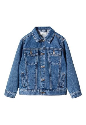 Chaqueta de denim azul con cierre de botones en el frente, dos bolsillos con solapas y botones en el pecho y bolsillos laterales con abertura, cuello doblado, mangas largas.