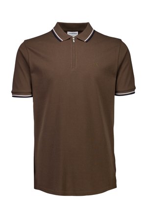 Brun polo-shirt med lynlås krave, ribbede ærmekanter med blå og hvide striber og et diskret logo på brystet. Glat stoftekstur.