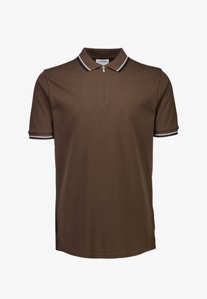 Bruine polo met een zip-kraag, geribde mouwmanchetten met blauwe en witte strepen, en een subtiel logo op de borst. Glad stofoppervlak.
