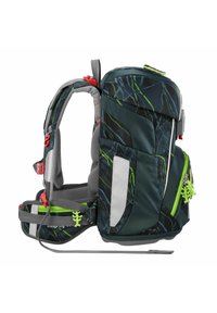 Mochila con un exterior estampado en verde y negro con detalles en gris, múltiples compartimentos y herrajes en neón. Incluye correas ajustables.