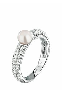 Anello d'argento con una perla centrale, circondata da scintillanti pietre trasparenti incastonate in un bandaggio texturizzato con dettagli intricati.