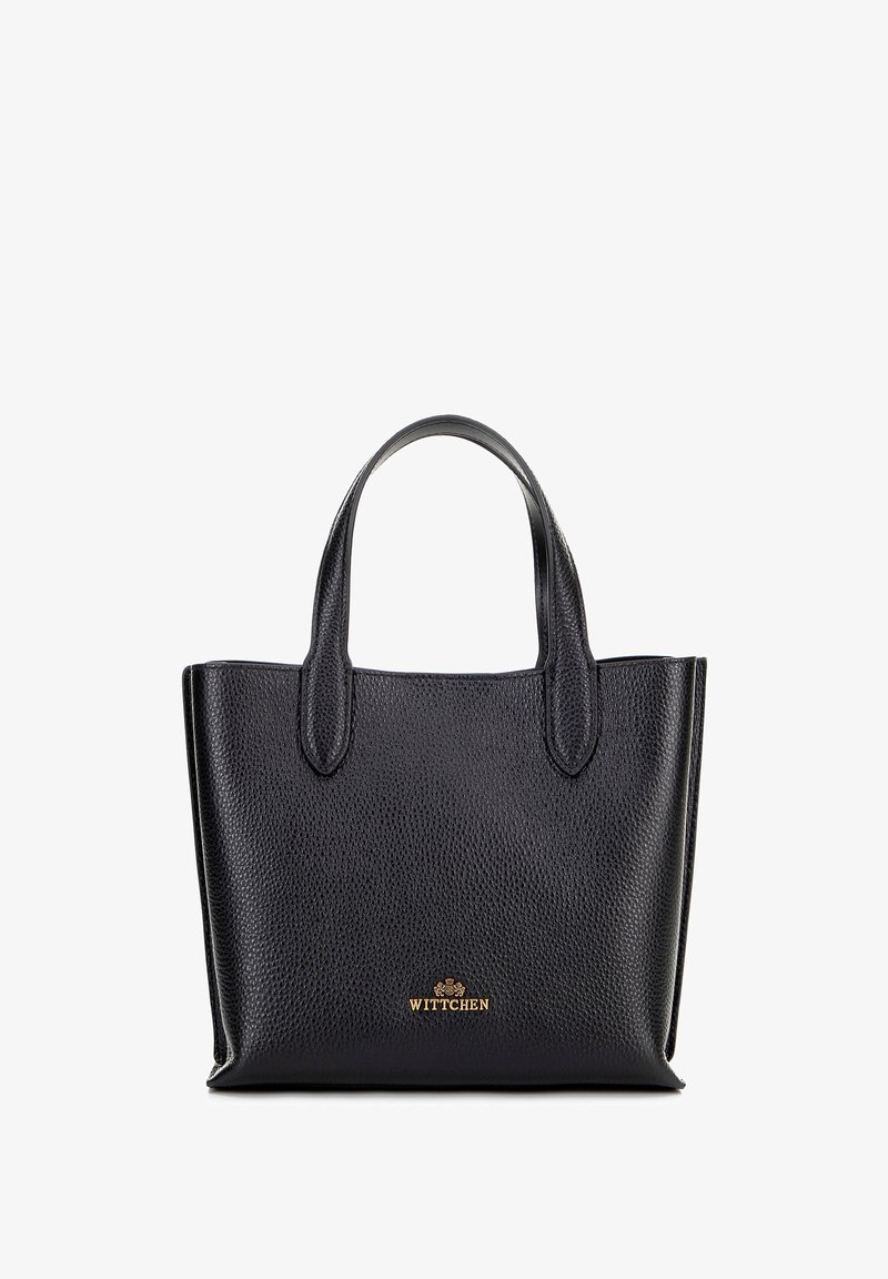 Borsa in pelle nera con superficie testurizzata, due manici resistenti e logo dorato alla base. Design rettangolare semplice.