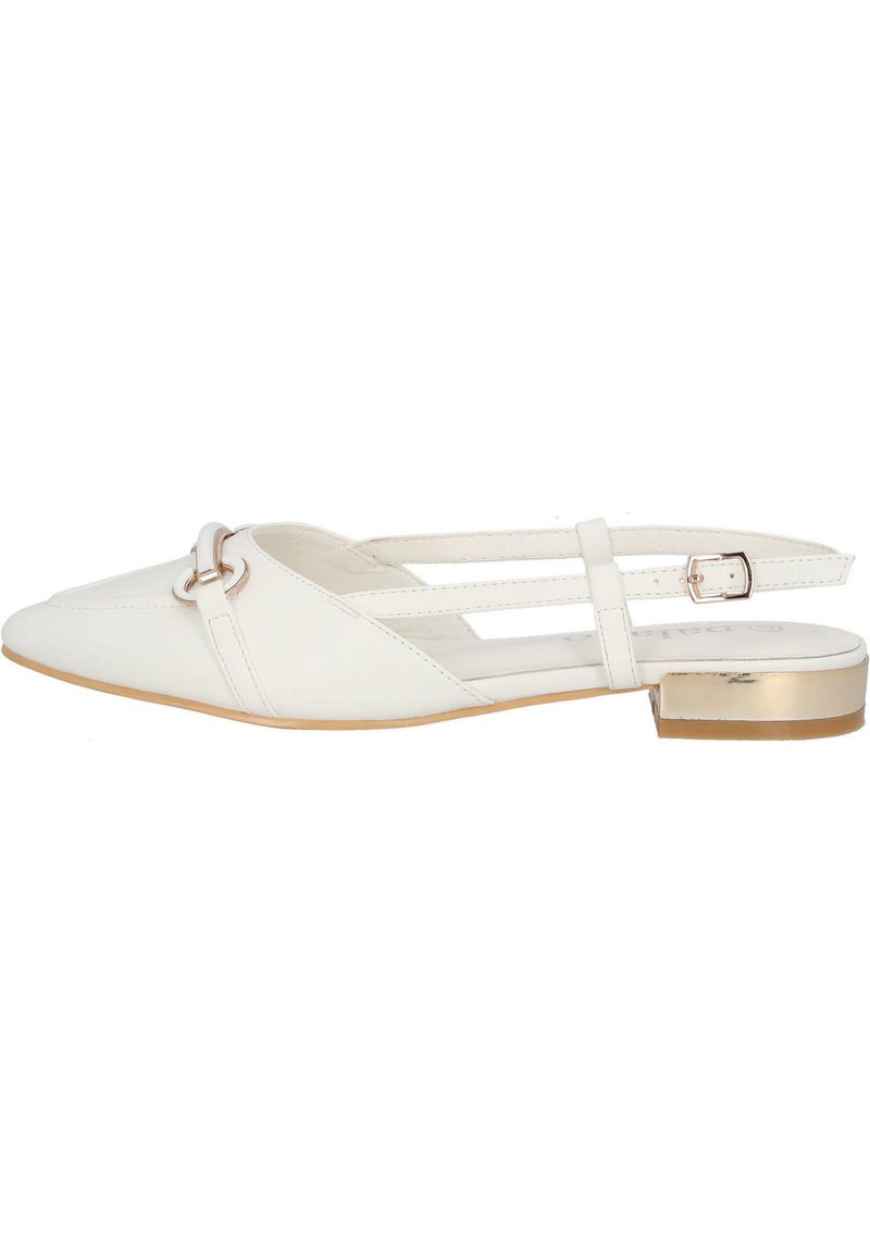Witte synthetische slingback schoen met een puntige neus, dubbele bandontwerp, gouden accenten en een lage blokhak.