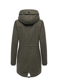 Lång mörkgrön huvjacka för vintern med långa ärmar och justerbar dragsko i bakre fållen, visad bakifrån.