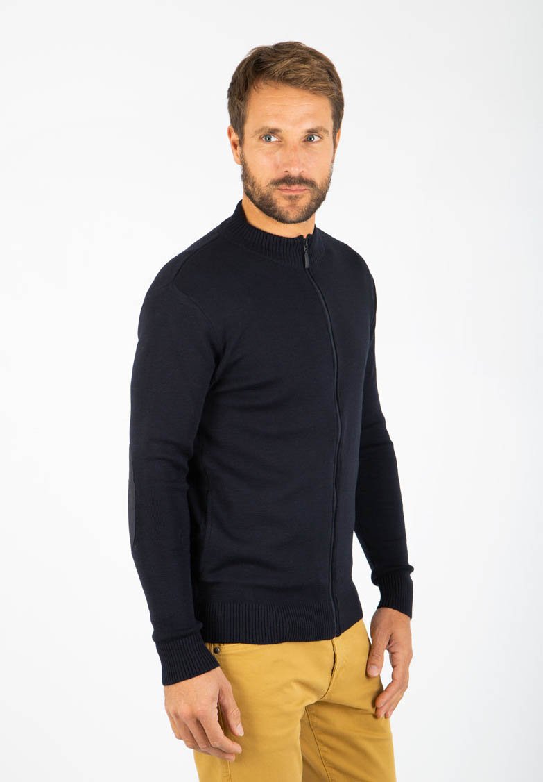 Maglione zip-up navy con colletto e polsini a coste, dettagli cuciti sulle spalle, realizzato in morbido tessuto a maglia testurizzato.