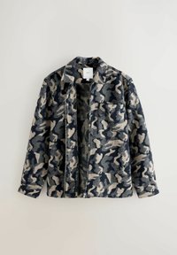Donkergrijze en beige camouflagedessine ritsjack met kraag en borstzak, plat gelegd op een lichte achtergrond.