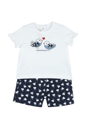 Hvid kortærmet skjorte med blå fugle og rød hjertegrafik med teksten "sweetness", kombineret med marineblå shorts med hvide hjerte mønstre.