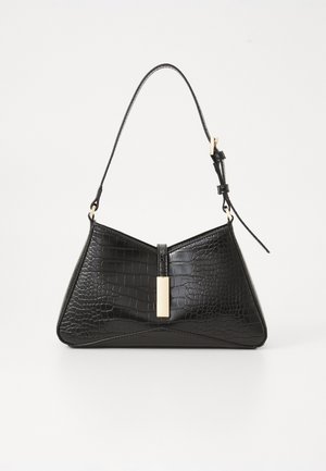 Sac à main noir en matériau imitation croco, doté d'une forme triangulaire, d'une fine sangle pour l'épaule et d'un accent en métal doré au centre.