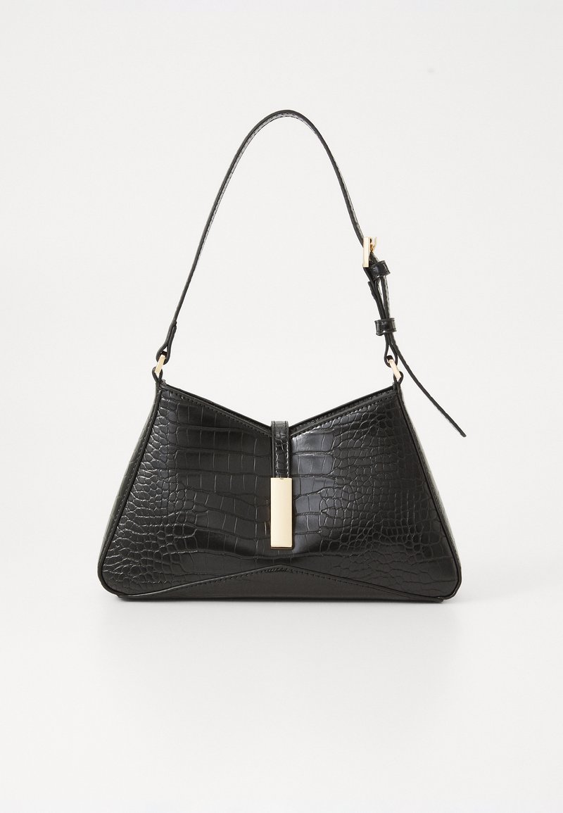 Borsa nera in materiale effetto cocco, con forma triangolare, manico sottile e dettaglio in metallo dorato al centro.