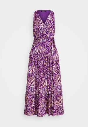 Mouwloze paarse wikkeljurk met gele en witte bloemenpatronen en een getrapte midi-rok.