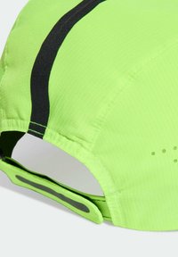 Casquette verte en tissu texturé, avec une bande noire, une sangle réglable à l'arrière et des trous d'aération pour la respirabilité.