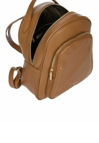 Sac à dos en cuir marron avec une finition texturée, deux compartiments à zip, et une sangle ajustable unique. Accent en matériel doré.