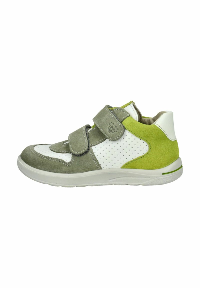Grønne og grå ruskind sneakers med hvide læderdetaljer, perforerede sider og dobbelte Velcro-remme. Polstret sål og rund tådesign.