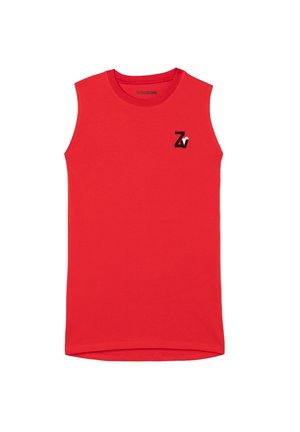 T-shirt rouge sans manches à col rond avec petit logo "ZV" noir et blanc sur la partie supérieure gauche de la poitrine sur fond blanc.