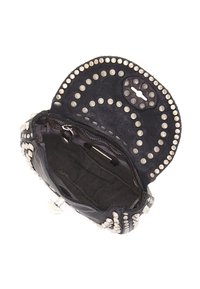 Borsa a mano in pelle nera con dettagli borchiati e parte superiore arrotondata. Presenta un compartimento principale e una piccola tasca interna con zip.