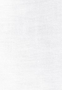 Tissu blanc texturé avec un motif de tissage diagonal subtil et un aspect doux légèrement froissé.