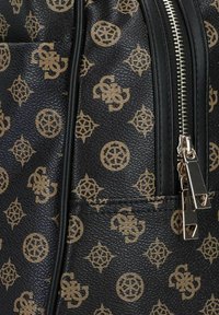 Zwarte synthetic tas met een bruin geometrisch patroon, textuur oppervlak en zilveren rits hardware met metalen accenten.