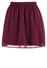 Falda skater burdeos confeccionada con tela ligera, que cuenta con una cinturilla elástica y una silueta acampanada con una superposición translúcida.