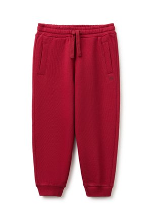 Pantalones jogger de forro polar rojos con cintura elástica y cordón, bolsillos laterales y puños acanalados en los tobillos sobre un fondo blanco.