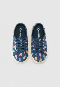 Sneakers in tela di colore blu navy con motivi colorati di ghiaccioli; punta rotonda; suola in gomma bianca; design con lacci; soletta con logo.