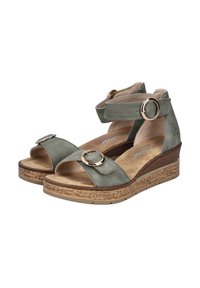 Sandali wedge in suede verde con design a doppia fascia, hardware circolare in tono oro e suole imbottite su una suola piatta textured.