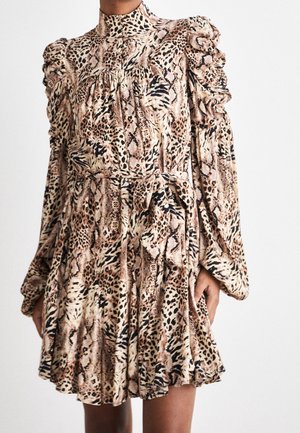 Robe à col montant et manches longues à imprimé animalier avec épaules bouffantes, ceinture à la taille, et jupe évasée dans des tons beige, marron et noir.