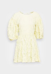 Vestido texturizado amarelo claro com mangas bufantes, corpete franzido e um design de babados divertido. Possui um decote redondo e detalhe de laço nas costas.