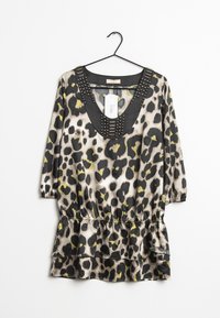 LEOPARDPRÆNGET TOP I BEIGE OG SORT MED GRØNNE ACCENTER, LOOSE FIT, V-UDSKÆRING UDSMYKKET MED SORTE STUDS OG EN PEPLUMKANT.