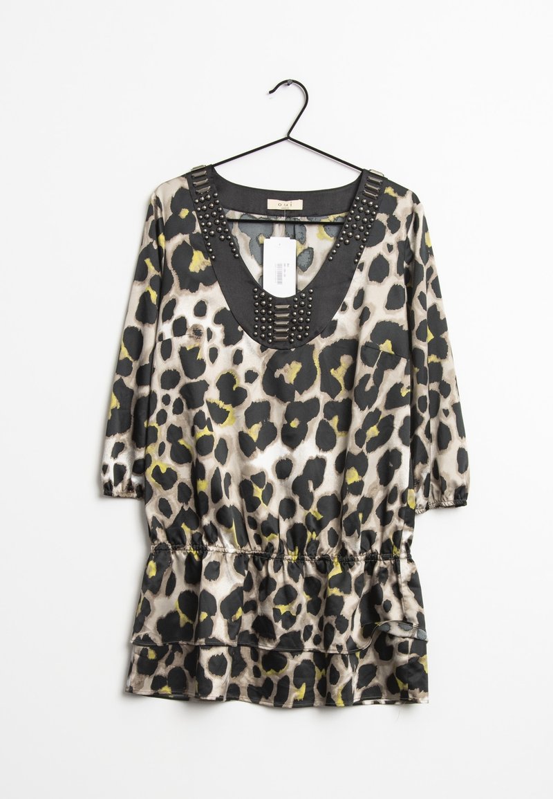 LEOPARDPRÆNGET TOP I BEIGE OG SORT MED GRØNNE ACCENTER, LOOSE FIT, V-UDSKÆRING UDSMYKKET MED SORTE STUDS OG EN PEPLUMKANT.