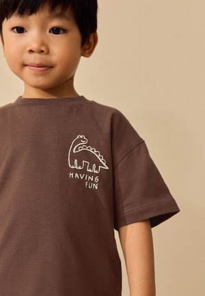 Next, REGULAR FIT - SHORT SLEEVE BACK PRINT T-SHIRT  . - Camiseta estampada - chocolate brown dinosaur club oversized