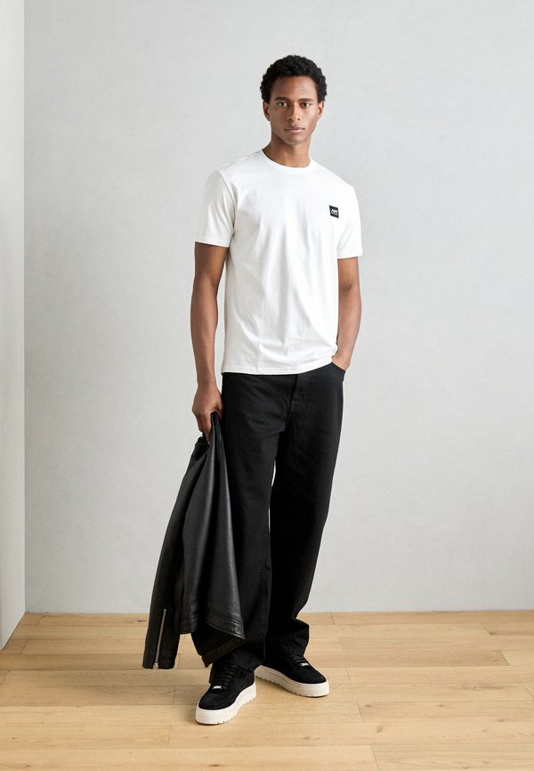 REGULAR  FIT LOGOED PATCH - Basic T-shirt - cream3