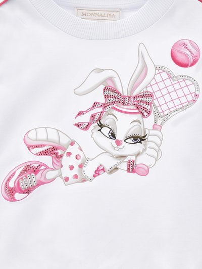 Sudadera blanca con un divertido conejo de dibujos animados con acentos rosas, sosteniendo una raqueta de tenis en forma de corazón, adornada con rhinestones y patrones.