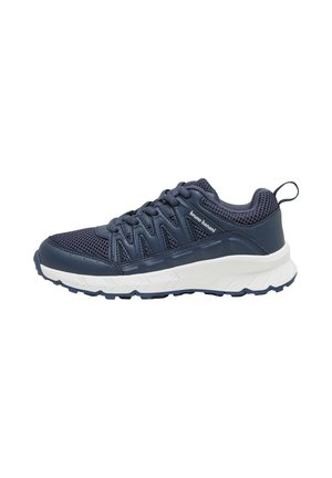 Ciemnoniebieski sportowy sneaker z białą podeszwą, siateczkową cholewką, sznurowanym designem, wyściełanym kołnierzem oraz nazwą marki na bocznym panelu.