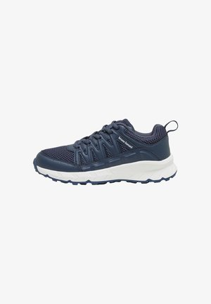 Ciemnoniebieski sportowy sneaker z białą podeszwą, siateczkową cholewką, sznurowanym designem, wyściełanym kołnierzem oraz nazwą marki na bocznym panelu.