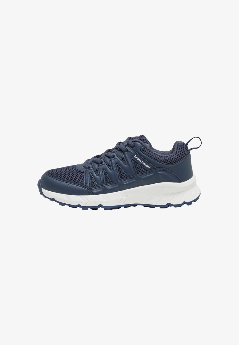 Basket de sport bleu foncé avec semelle blanche, dessus en mesh, design à lacets, col rembourré et nom de la marque sur le panneau latéral.